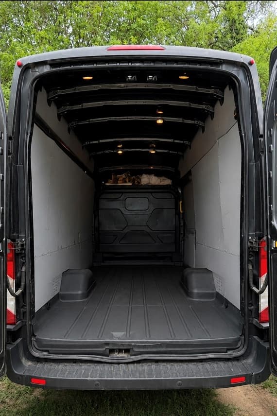 Ford Transit tágas raktér